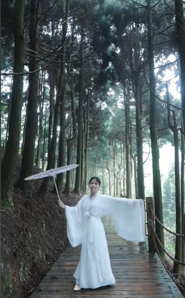一直以为晴天的山色才最美，直到我遇见了雨中山野⛰️有着独一无二的治愈感，雨时山间的薄雾朦胧且诗意！